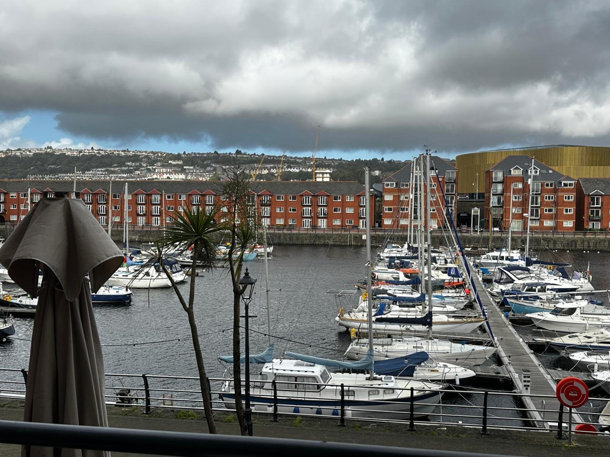 Water Front Apt Walk To The Beach & City Centre Swansea Exterior foto